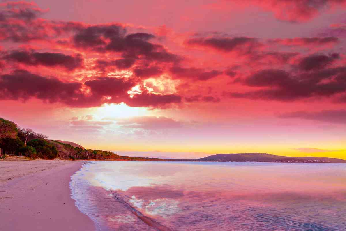 spiaggia sabbia viola